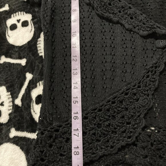 RICKI'S Vintage black short-sleeve scalloped shawl collar v-neck cardigan MEDIUM - Picture 7 of 15